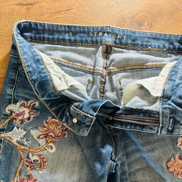 White House Black Market Floral Embellished Embroidered Blue Cropped Jeans Sz 6 - Picture 5 of 16